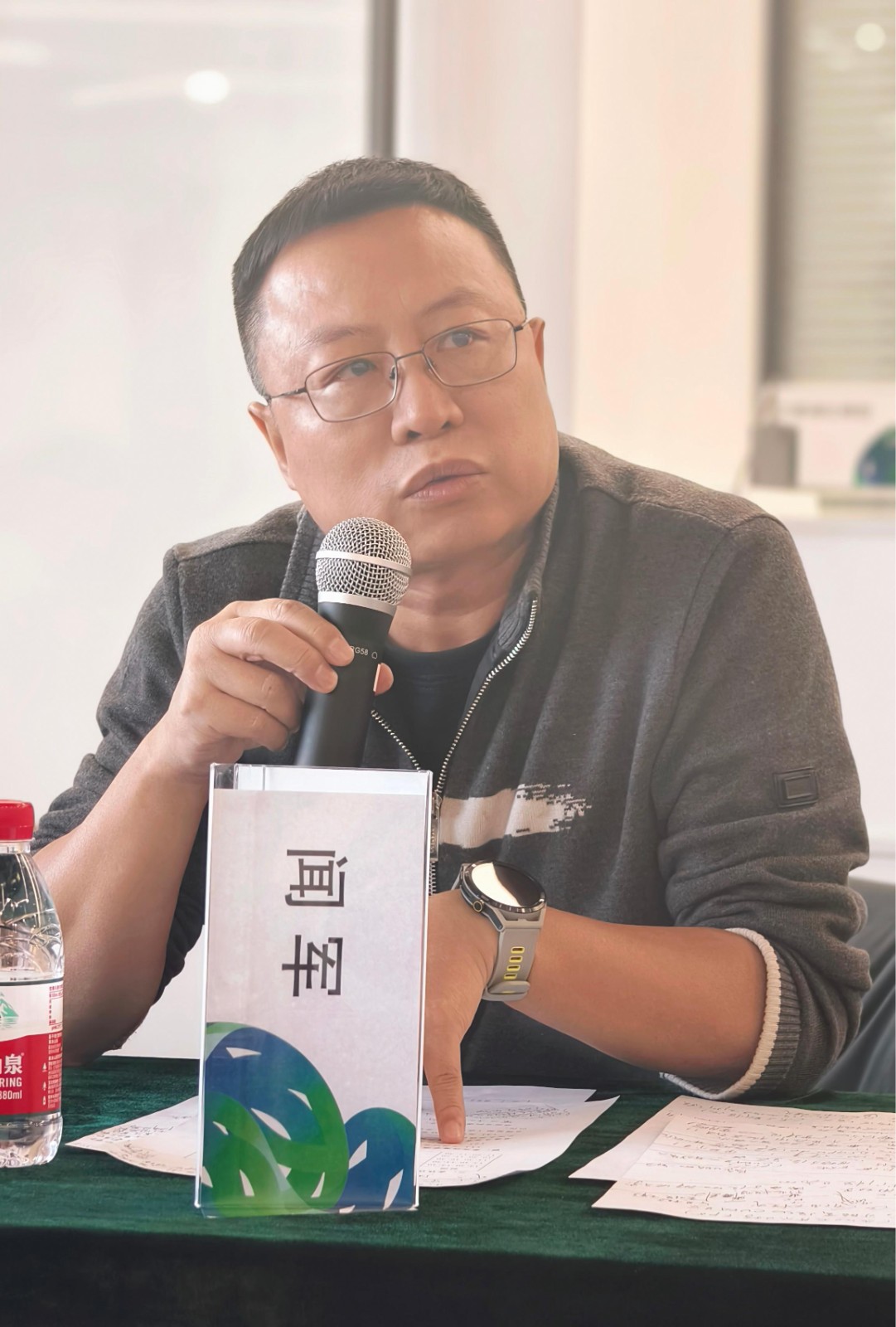 闻总照片.jpg